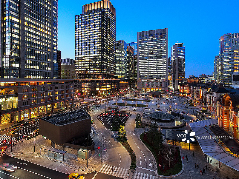 日本经济金融中心丸之内，东京站黄昏图片素材