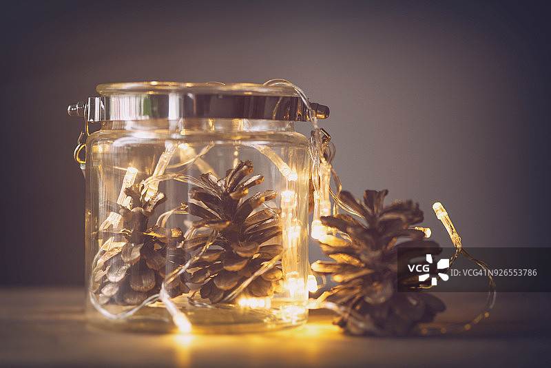 松果装饰玻璃罐图片素材