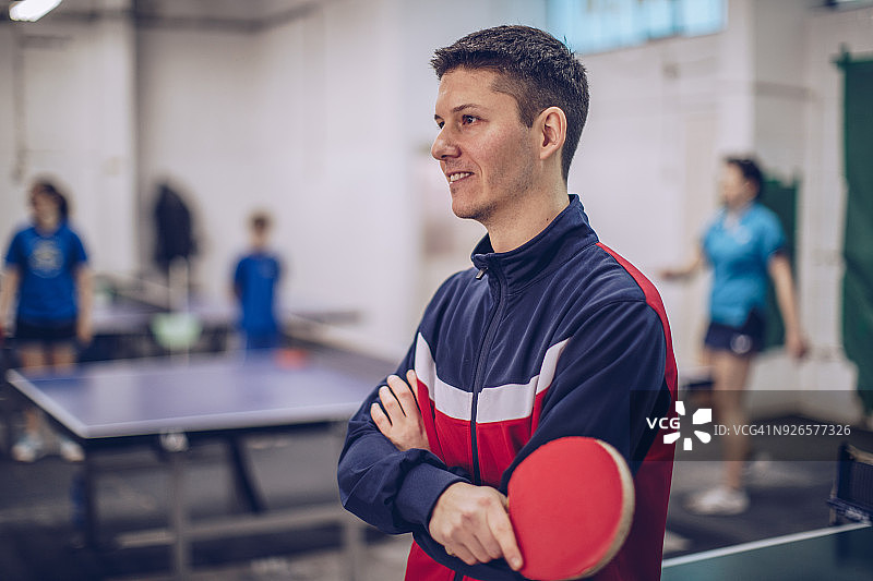 男人打乒乓球图片素材