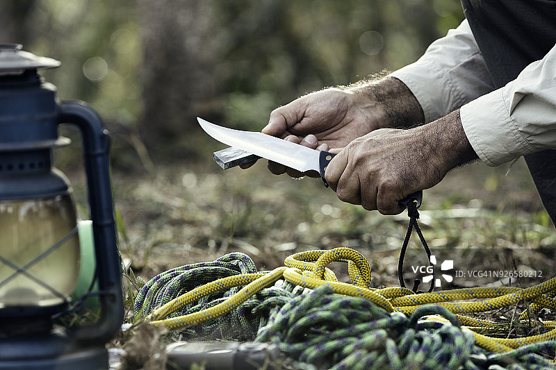 男人在野外磨刀图片素材