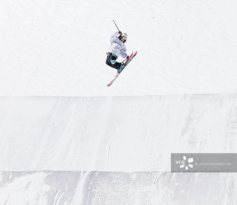 自由式滑雪跳跃图片素材
