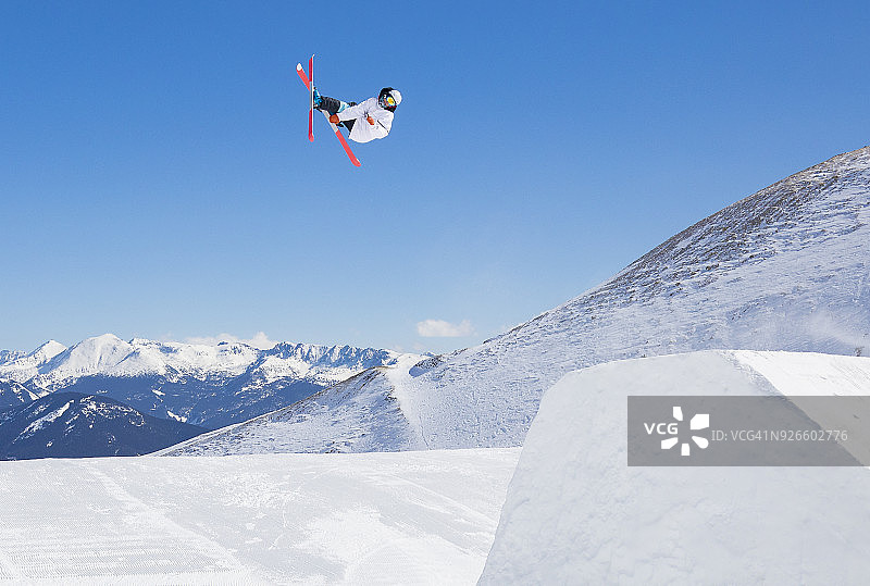 极限自由式滑雪跳跃图片素材
