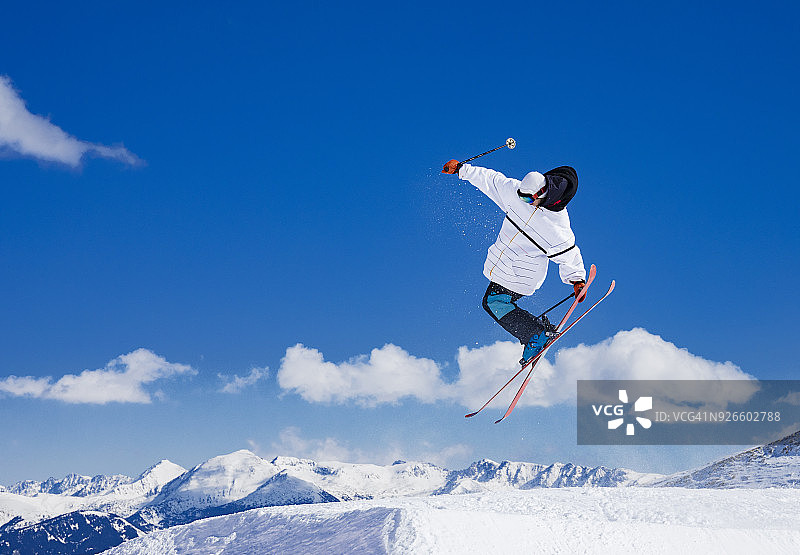 在比利牛斯山脉安道尔跳跃的自由式滑雪者图片素材
