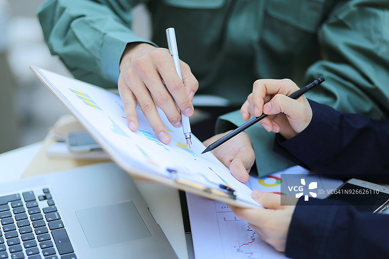 工程师在办公桌上讨论项目图片素材