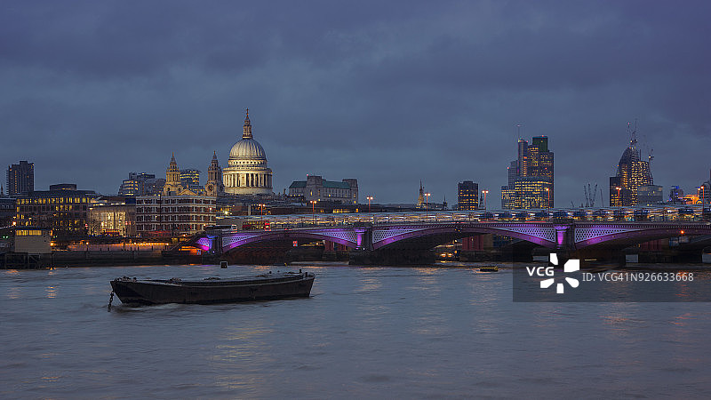 伦敦夜景天际线图片素材