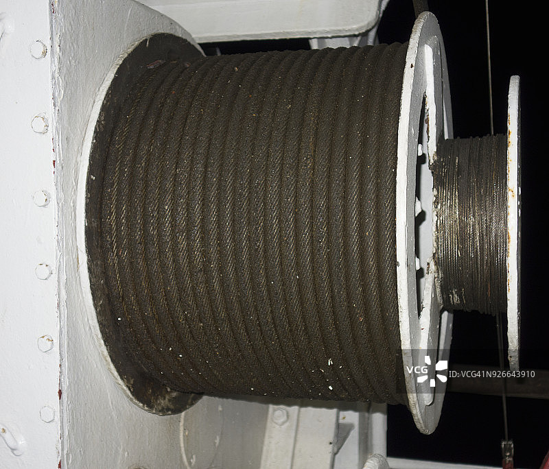 2018年希腊渡轮上的钢缆大型绞盘图片素材