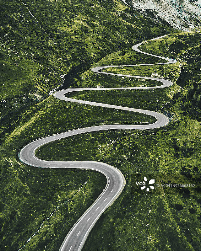 瑞士的尤利耶山口公路图片素材