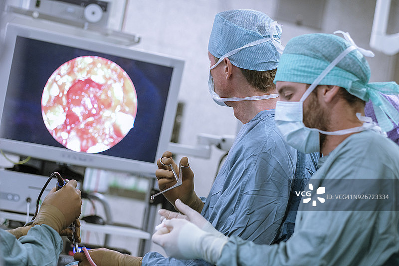 外科医生手术中图片素材