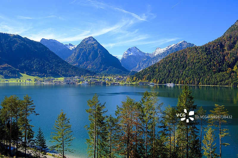 奥地利蒂罗尔州，阿chen湖、佩尔蒂绍和卡文德尔山脉景观图片素材