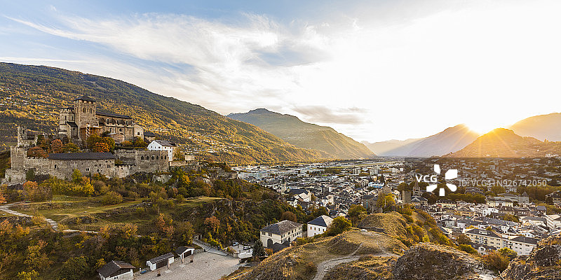 瑞士沃州锡永小镇及瓦莱尔圣母院日落景观图片素材