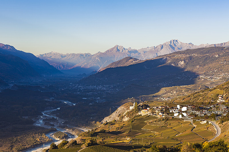 瑞士瓦莱州罗纳河畔瓦罗讷的城镇景观和葡萄园图片素材