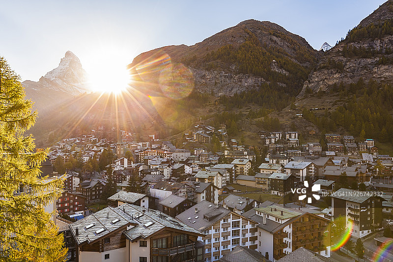 瑞士瓦莱州采尔马特马特宏峰小镇日落时分的木屋和度假屋图片素材