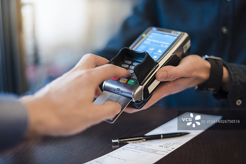 男人使用信用卡读卡器特写图片素材