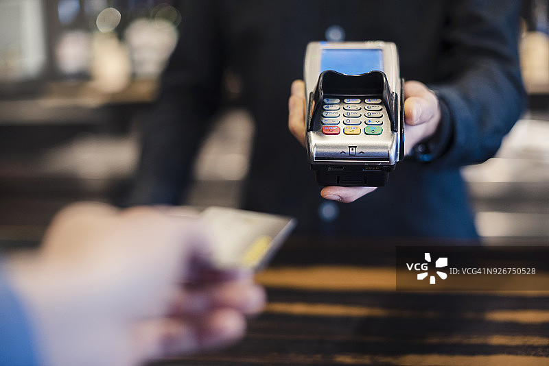 男人使用信用卡读卡器特写图片素材