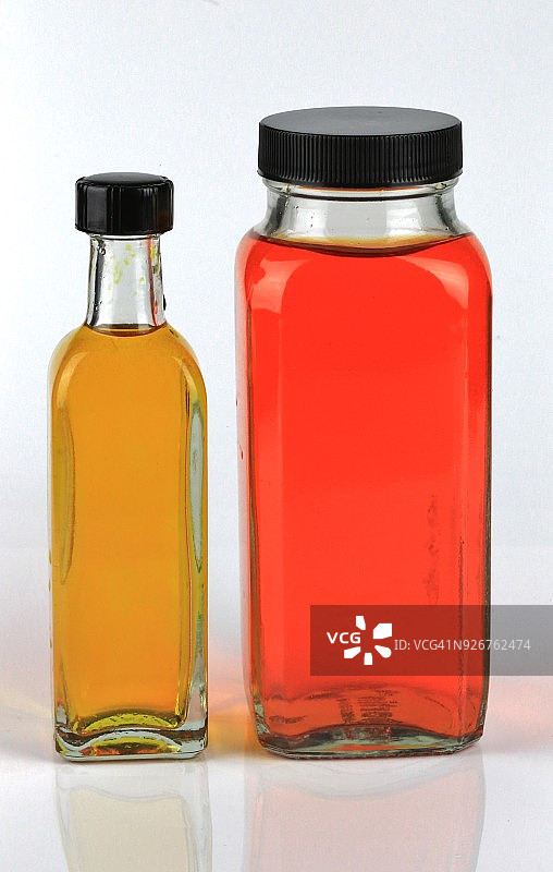 多瓶纯正特级初榨橄榄油图片素材