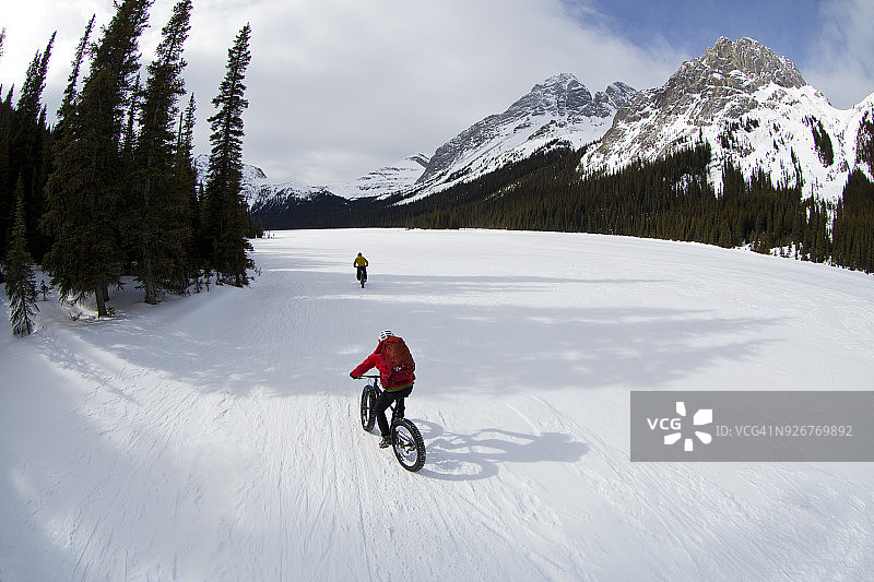 加拿大的冬季山地自行车图片素材