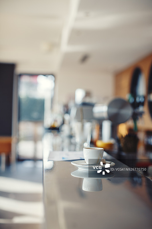 清晨空旷的现代办公楼自助餐厅图片素材