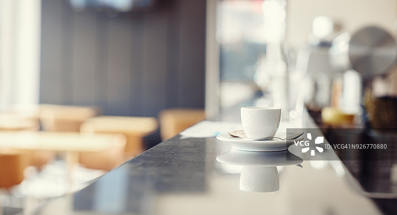 清晨空旷的现代办公楼自助餐厅图片素材