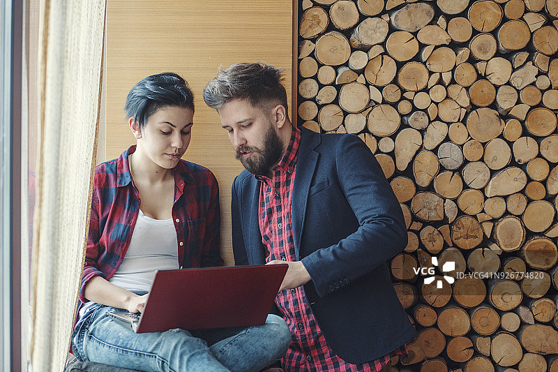 致力于产品原型的年轻人图片素材