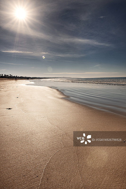 西班牙安达卢西亚巴罗萨海滩冬日阳光竖版景观图片素材