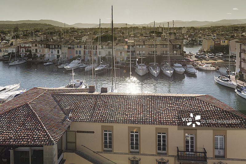 法国格里莫水滨屋顶和游艇的俯视照片图片素材