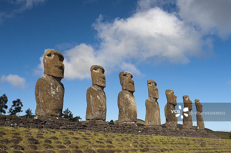 复活节岛阿胡阿奇维的七尊摩艾石像图片素材