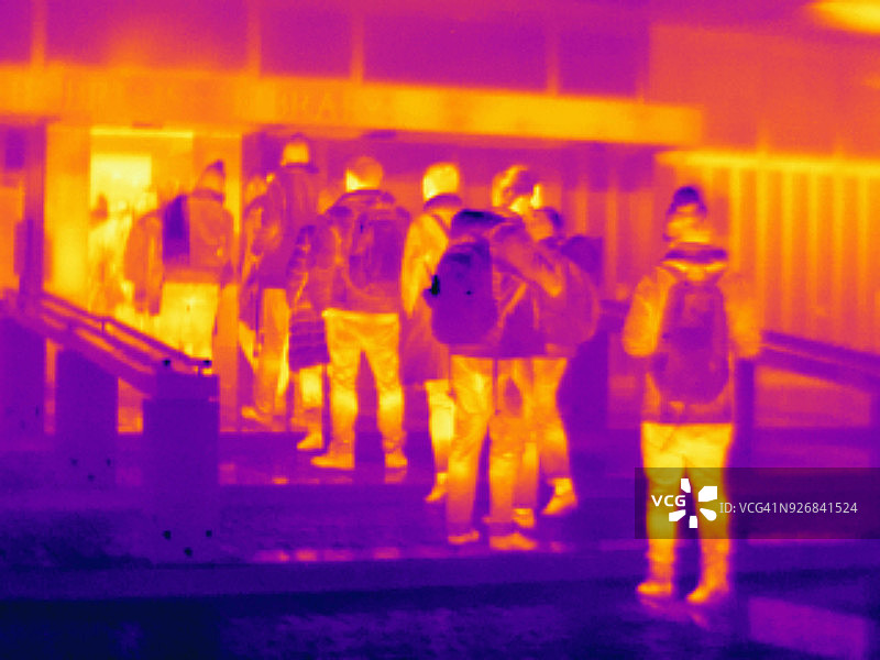 高峰时段的拥挤人群和排队图片素材