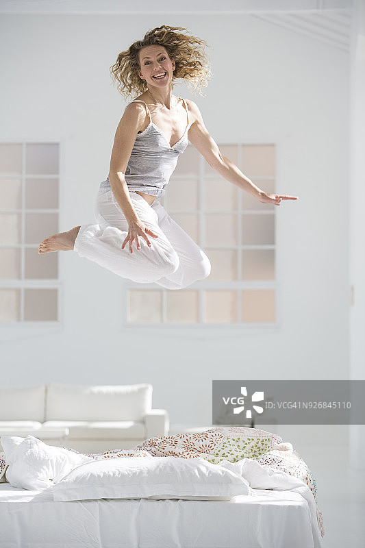女人在家高兴地跳跃图片素材