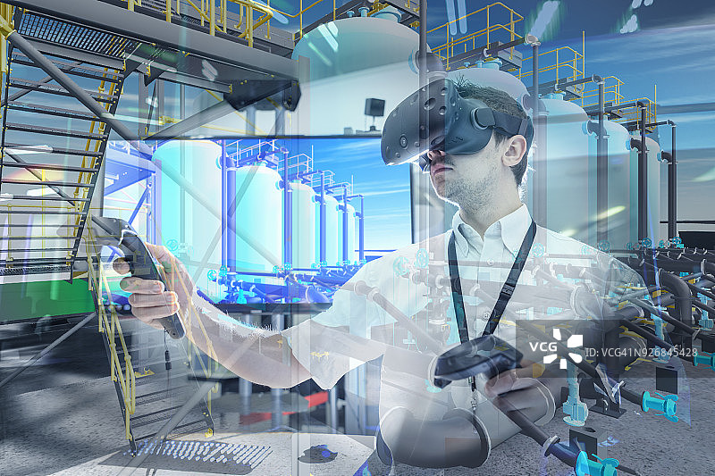 工程师使用VR虚拟现实头显在机器人研究机构探索3D环境图片素材