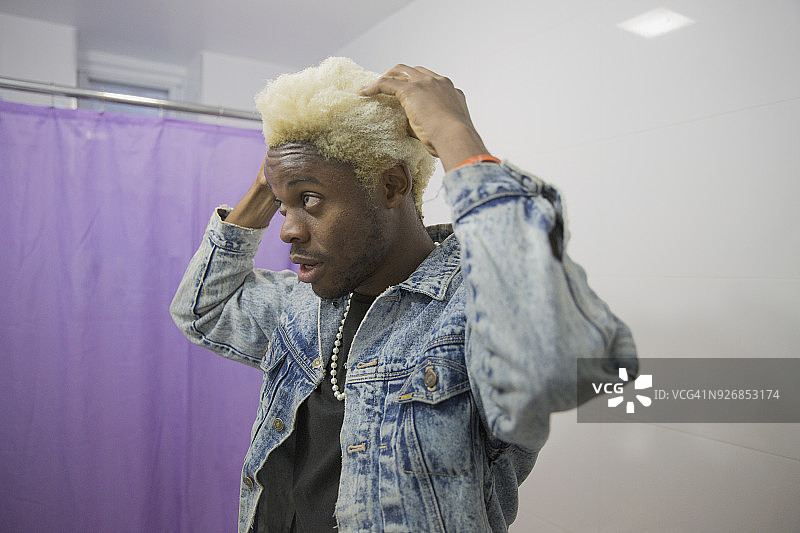 年轻男子在做发型图片素材