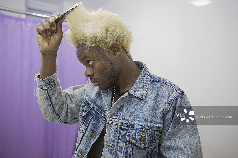 年轻男子在做发型图片素材