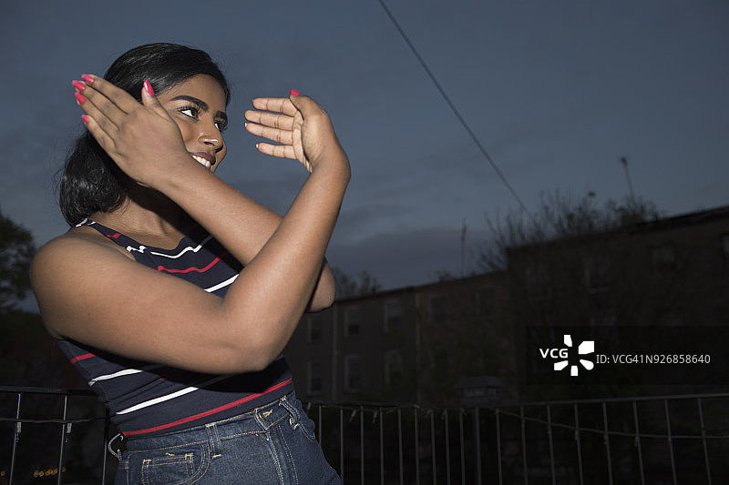 年轻女子在派对上跳舞图片素材