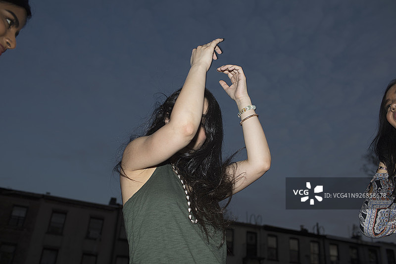 年轻女人在派对上跳舞图片素材