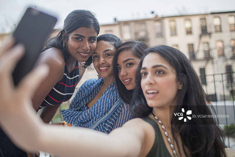 年轻女人们在聚会上自拍图片素材