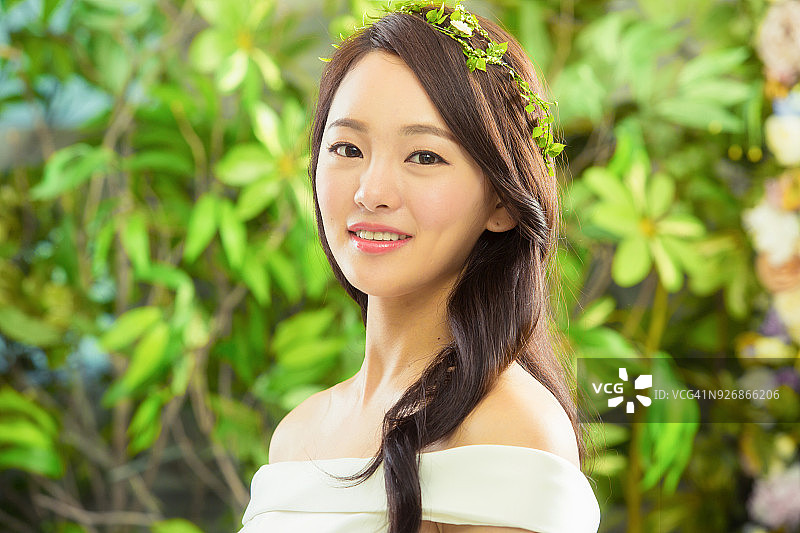 穿着白色连衣裙的女人肖像图片素材