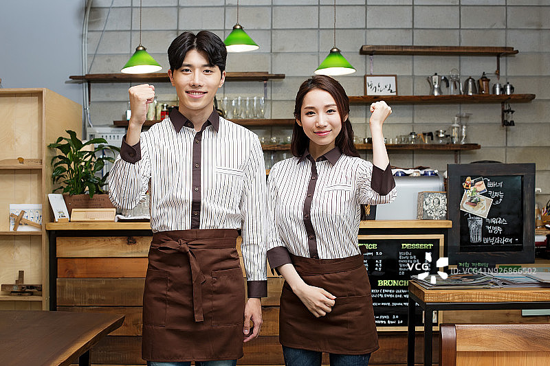 咖啡馆里的男女咖啡师图片素材