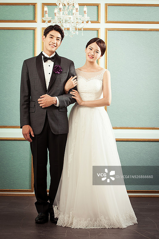 穿婚纱的女人与穿燕尾服的男人图片素材