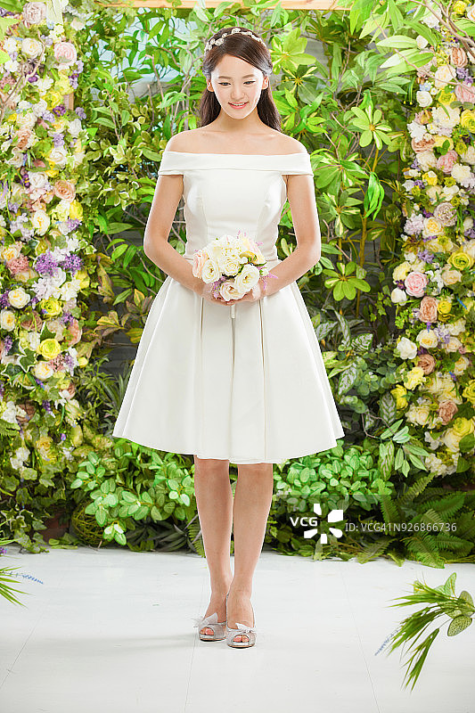 穿着白色连衣裙的女人肖像图片素材