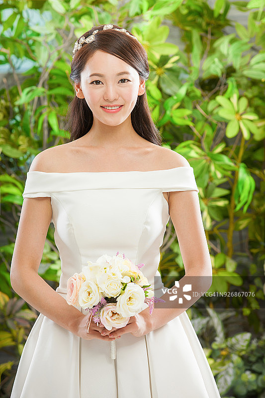 穿着白色连衣裙的女人肖像图片素材