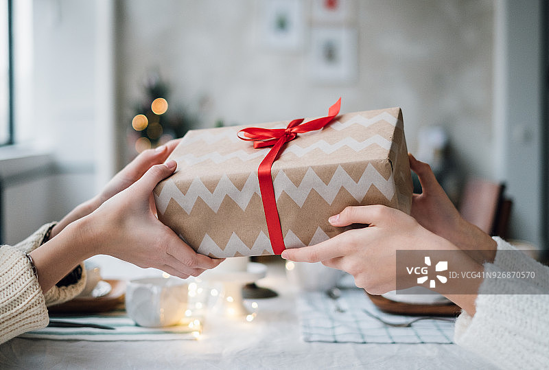 女人送给朋友包装好的圣诞礼物图片素材