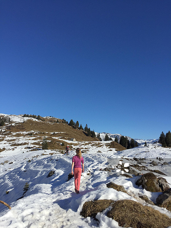 在瑞士布劳恩瓦尔德山区徒步的女孩图片素材