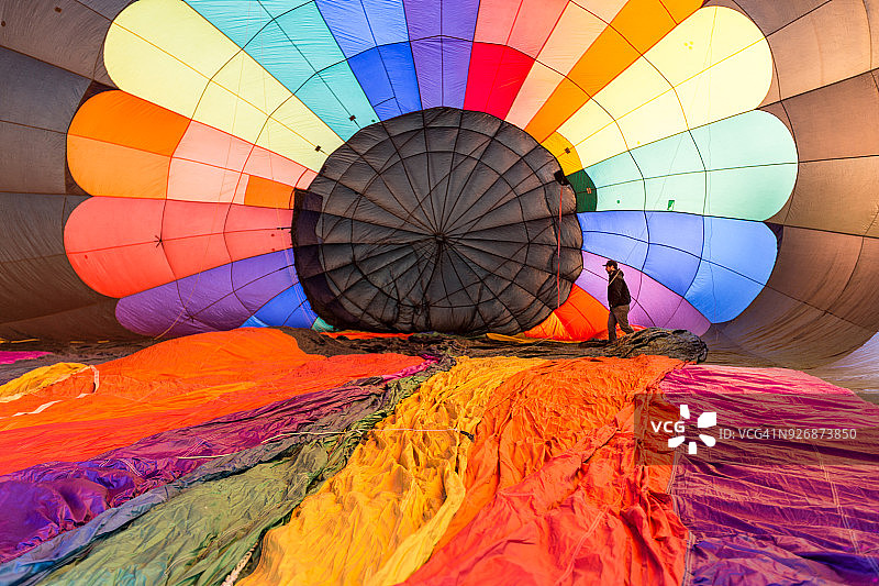 男子准备热气球起飞图片素材