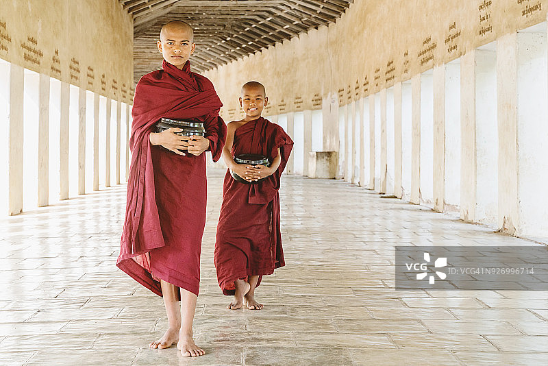 缅甸寺院拱门里的僧侣图片素材