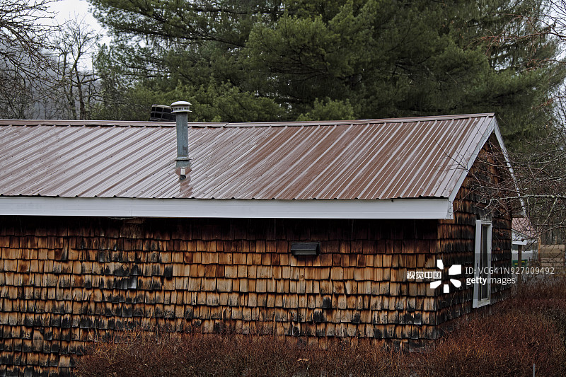 美国纽约州卡茨基尔山区阴雨冬日的乡村小木屋图片素材