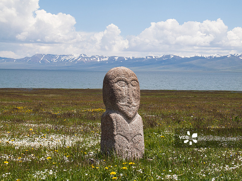 吉尔吉斯斯坦松科尔湖岸边的中世纪突厥纪念碑图片素材