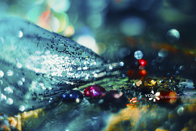 彩色抽象背景上的装饰珠子图片素材