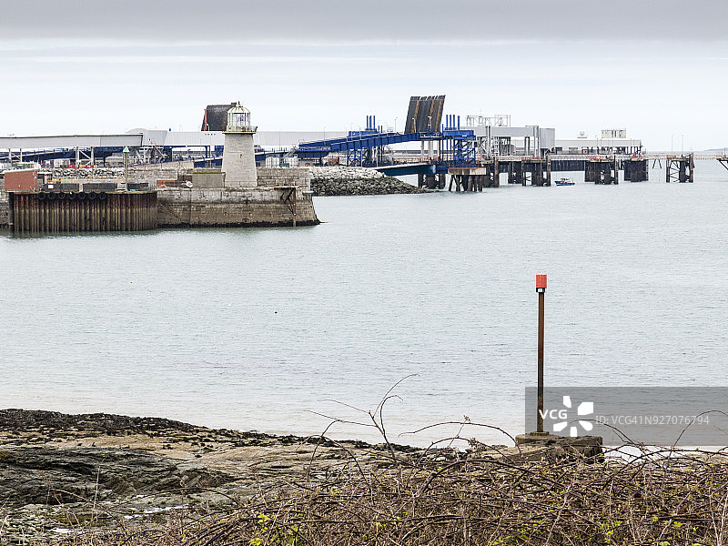 霍利黑德港，安格尔西岛南部和东部海岸的威尔士海岸小路图片素材