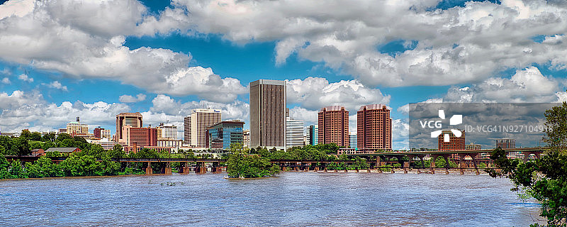 詹姆斯河上空的里士满积云天际线图片素材