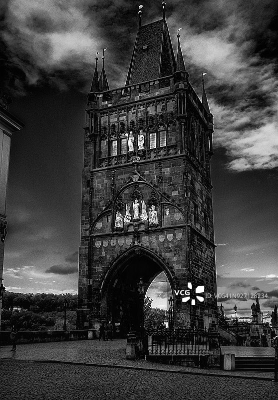查理大桥入口处的塔楼大门图片素材