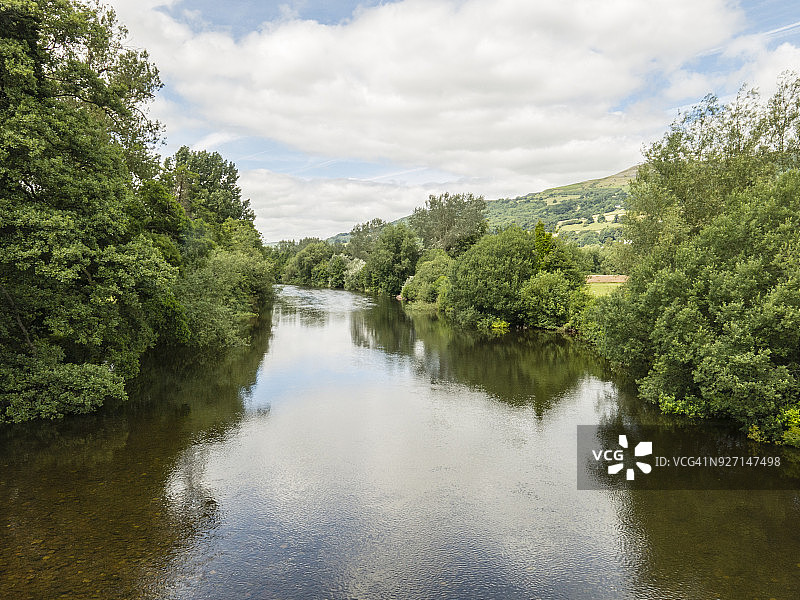 克里克豪厄尔桥上的乌斯克河，英国威尔士图片素材
